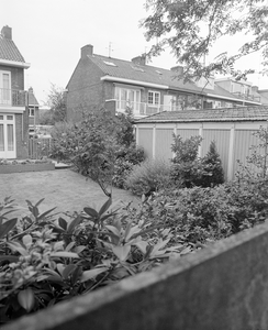 884259 Gezicht op de achtertuin van de woning Prof. Ritzema Boslaan 73 te Utrecht.